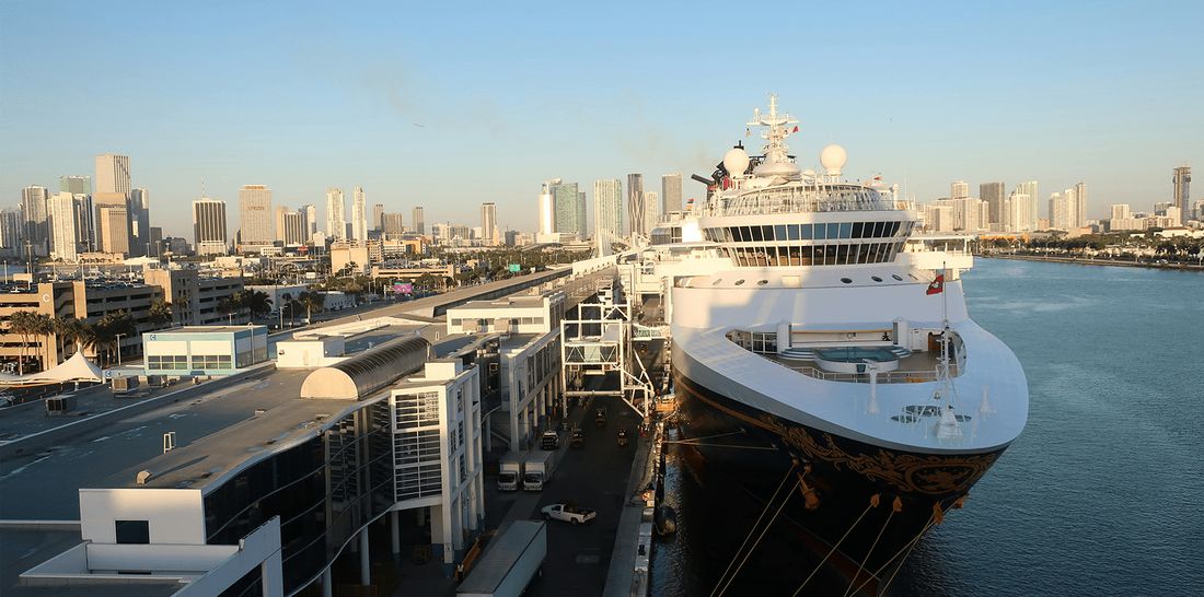 Crucero atracado en una terminal de cruceros del Mediterráneo