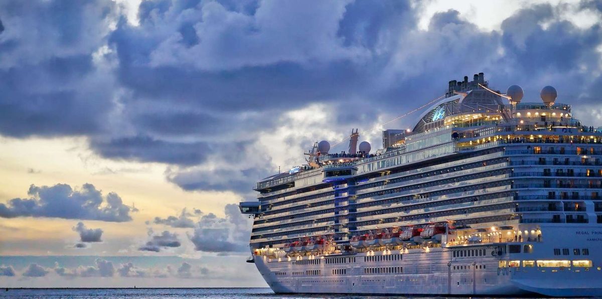 Crucero zarpando al atardecer tras una escala en el Mediterráneo