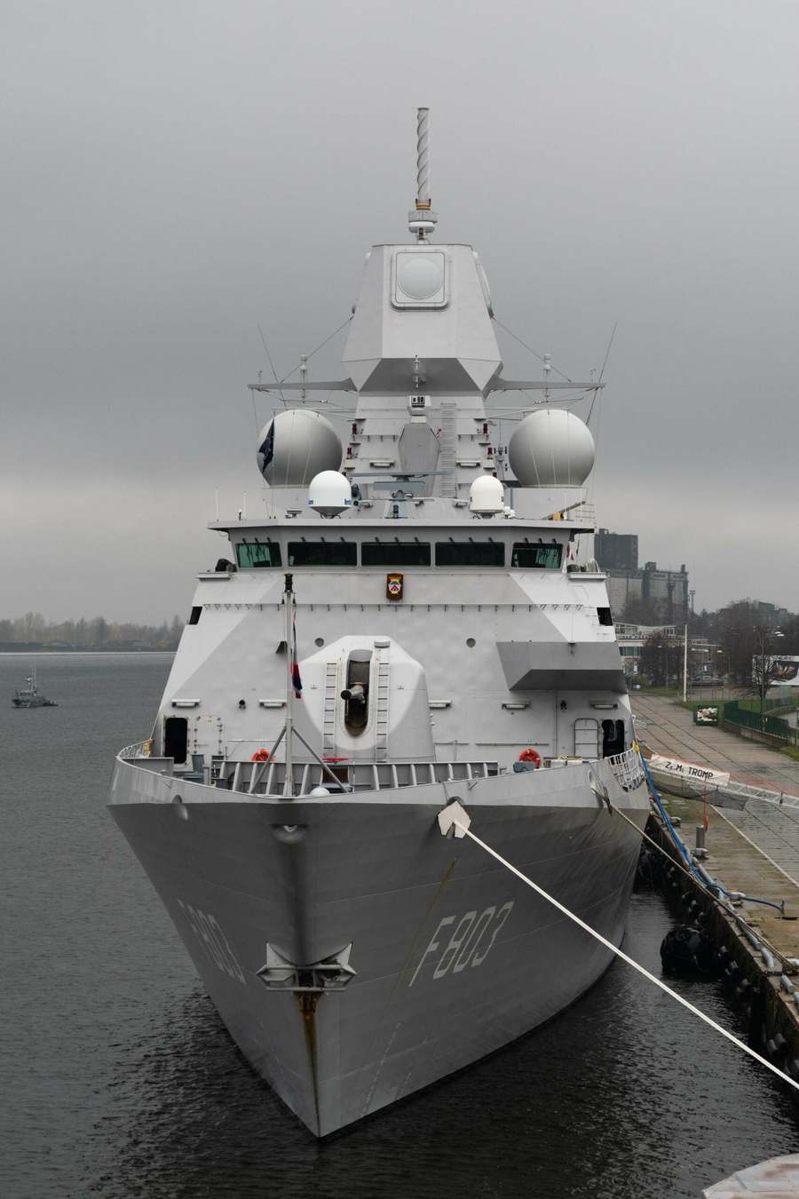 Buque de la armada atracado en un puerto español